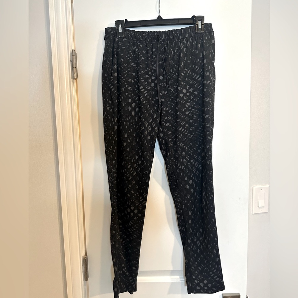 Lululemon stretchy ankle paints black & grey print size 8
